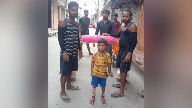 अमरोहा में कंधों पर जल कलश लेकर निकला चार साल का नन्हा कांवड़िया, भक्ति ने खींचा सबका ध्यान
