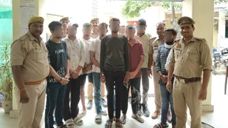 काशी विश्वनाथ धाम में श्रद्धालुओं से ठगी, सुगम दर्शन के नाम पर वसूली करते आठ गिरफ्तार।