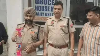 घटना की जानकारी देते हुए पुलिस अधिकारी।
