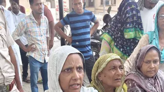 विवाहिता की मौत के बाद बिलखते परिजन। फोटो जागरण