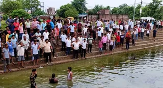 घटनास्थल पर जुटे ग्रामीण। जागरण