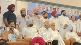 बैठक में मौजूद पंजाब प्रभारी भुपेश बघेल, अमरिंदर सिंह राजा वड़िंग, राज कुमार वेरका व अन्य।