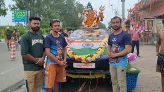 स्पोर्ट्स कार की प्रतिकृति के साथ यात्रा।