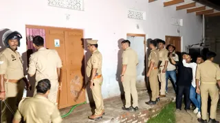 दुलहीपुर में दबिश देती पुलिस