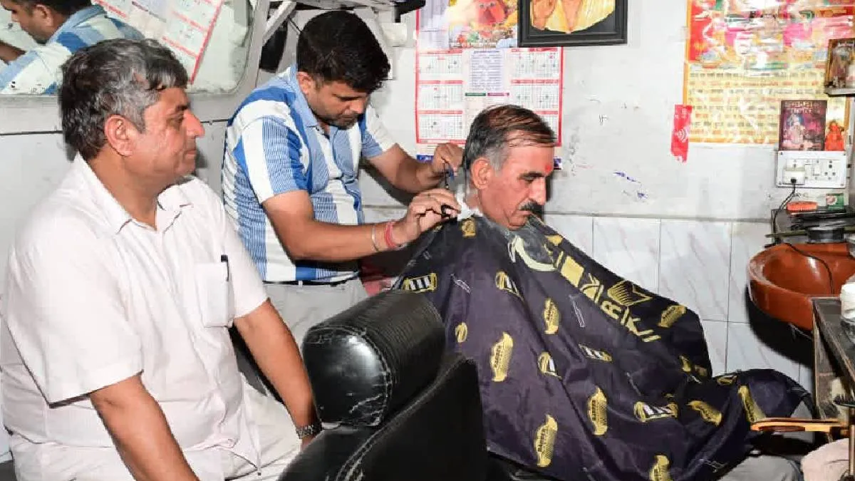चंबा में छोटी सी दुकान पर बाल कटवाने पहुंच गए CM सुक्खू, सादगी देख लोग हुए हैरान; मुख्यमंत्री को देखने उमड़ी भीड़
