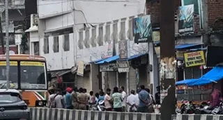 मौके पर जुटी भीड़। जागरण