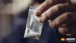 पुलिस वाहन देखकर जेब से पालीथिन फेंकी (प्रतीकात्मक फोटो)