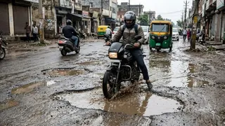 फरीदाबाद में मानसून की बारिश ने सड़कों की खराब गुणवत्ता उजागर कर दी है। इमेज एआई