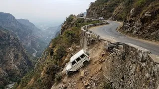 सोहना-तावडू पहाड़ी मार्ग पर टूटी सेफ्टी दीवारों के कारण हादसे बढ़ रहे हैं। इमेज एआई