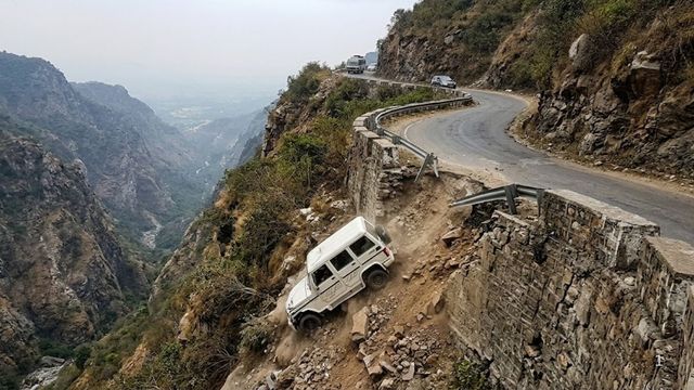 सोहना-तावडू पहाड़ी मार्ग बना जानलेवा, टूटी दीवारों से गहरी घाटी में गिर रहे वाहन
