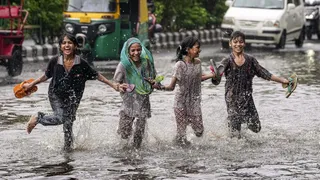 दिल्ली में रविवार को हल्की वर्षा के बावजूद उमस भरी गर्मी महसूस की गई। फाइल फोटो