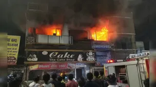 चंदौली की गल्ला मंडी में केक दुकान में आधी रात भीषण आग लाखों की संपत्ति स्वाहा।