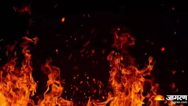 अमेठी में अवैध पटाखा फैक्ट्री में धमाका, महिला बुरी तरह झुलसी, बिना लाइसेंस चल रहा था कारोबार
