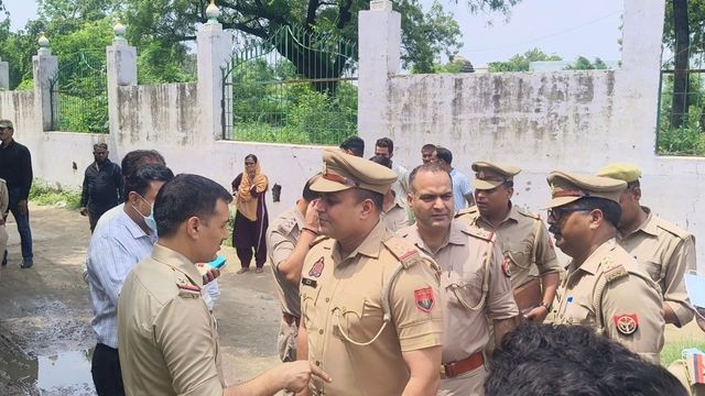 कफन से टपकता खून और 2 महीने का सस्पेंस... अलीगढ़ में DM के आदेश पर आखिर क्यों खोदी गई किशोरी की कब्र?