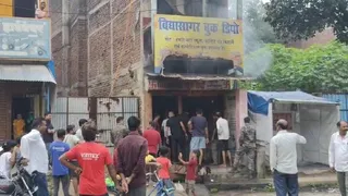 गुमला के विद्यासागर बुक डिपो में भीषण आग लगी। जागरण