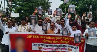 प्रदर्शन के दौरान जो बैनर और तख्तियां लोगों के हाथों में हैं उनमें पीड़िता और उसके परिवार की पहचान सार्वजनिक हो रही है। इसे ब्लर किया गया है। जागरण