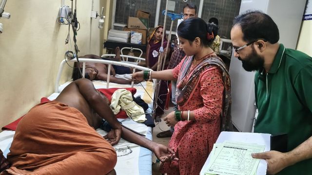 कटिहार में बकरी के बच्चे को बचाने शौचालय की टंकी में उतरे 2 युवक अचेत, JCB से तोड़कर निकाले गए बाहर
