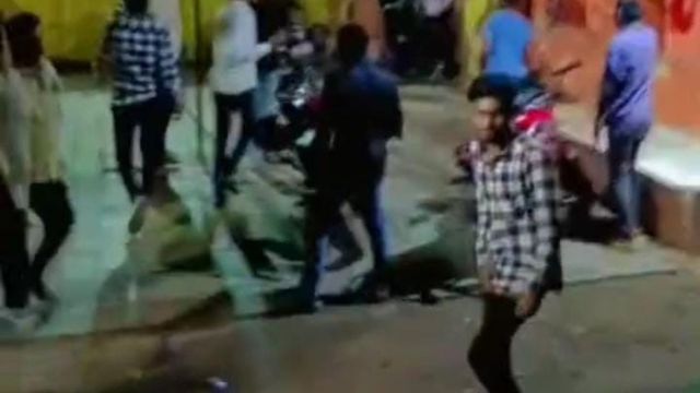 प्रयागराज में पुलिस चौकी बनी 'अखाड़ा', फरियाद लेकर पहुंचे युवकों को हमलावरों ने पुलिस की लाठियों से पीटा