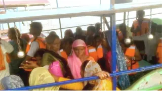 यमुना में मोटरबोट में बैठे श्रद्धालु। वीडियो की तस्वीर।