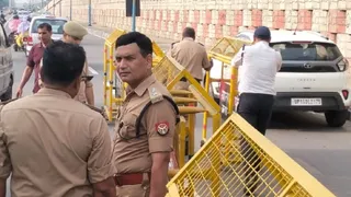 मोदीपुरम फ्लाईओवर के पास हरिद्वार की ओर जाने वाली साइड में सड़क के बीच बैरीकेटिंग लगाकर वन वे की व्यवस्था करते एसपी ट्रैफिक राजेश कुमार श्रीवास्तव। जागरण।