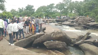 मीरजापुर में मानसून का जादू: सिद्धनाथ दरी पर उमड़ा सैलानियों का सैलाब।