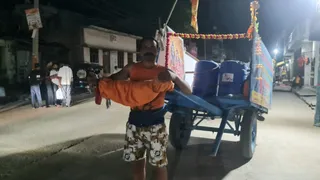 कस्बे के बीच से नशा मुक्ति का संदेश देते हुए चल रहा बाबा भोलेनाथ का भक्त.जागरण