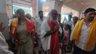 बुलंदशहर के दिल्ली रोड स्थित कलश होटल में आयोजित गुरु पूर्णिमा महोत्सव में पहुंचे आचार्य प्रमोद कृष्णम व महिला आयोग की अध्यक्ष बबीता चौहान