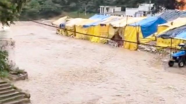 शिवालिक पहाड़ियों पर भारी बारिश से शाकंभरी नदी में आया तेज बहाव, श्रद्धालुओं को रोका गया