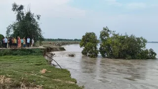 बलिया में सरयू नदी का कटान जारी, गांवों पर खतरा; प्रशासन ने बांटी राहत सामग्री।