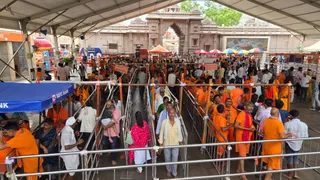काशी विश्वनाथ धाम में सावन के पहले सोमवार से पहले ही उमड़ी भक्तों की भीड़।