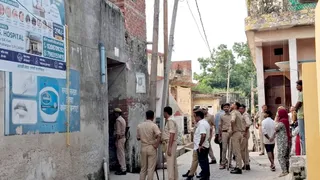 शाहजहांपुर के कांट में आरोपित के घर के बाहर तैनात पुलिसकर्मी। सौ.इंटरनेट मीडिया
