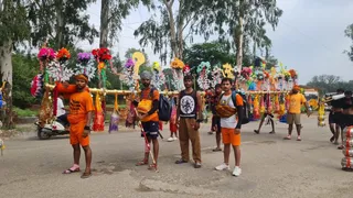 पुरकाजी से 24 फुट लंबी एक्सप्रेस कांवड़ लेकर गुजरते कांवड़िये। जागरण
