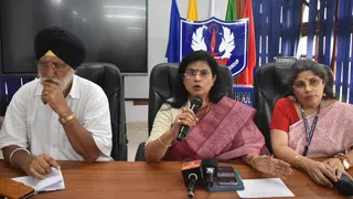 मेरठ पब्लिक स्कूल मेन विंग में 30वें उत्तर प्रदेश राज्य सब जूनियर बास्केटबाल चैंपियनशिप की जानकारी देते आयोजक। जागरण