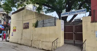 23 साल पहले निजी जमीन पर सरकारी स्कूल का निर्माण करा दिया गया था।