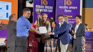 पीजीआईएमईआर की ओर से निदेशक प्रो. विवेक लाल अवॉर्ड हासिल करते हुए।