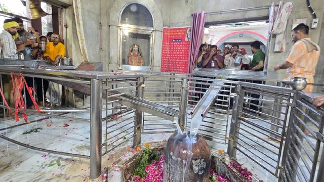 आस्था के जल से किया परशुरामेश्वर महादेव का अभिषेक, बम-बम के जयघोष से गूंज उठा शिवालय
