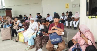 मोहाली बस अड्डे पर अपने गंतव्य का इंतजार करते यात्री।