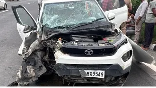 दुर्घटना के बाद क्षतिग्रस्त टाटा पंच कार।