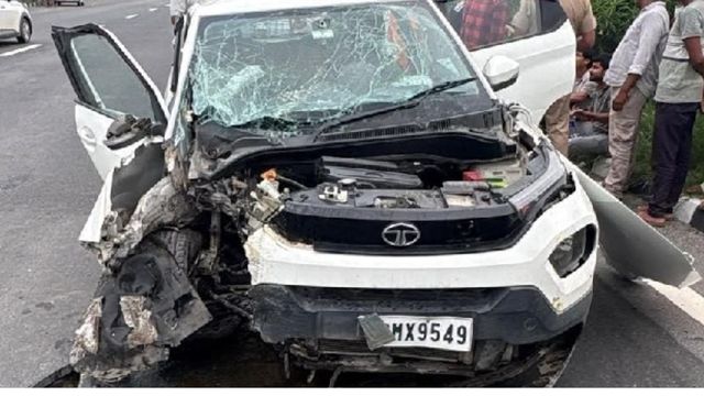 आगरा लखनऊ एक्सप्रेसवे पर भीषण हादसा, टायर फटने से कार डिवाइडर से टकराई; पांच घायल