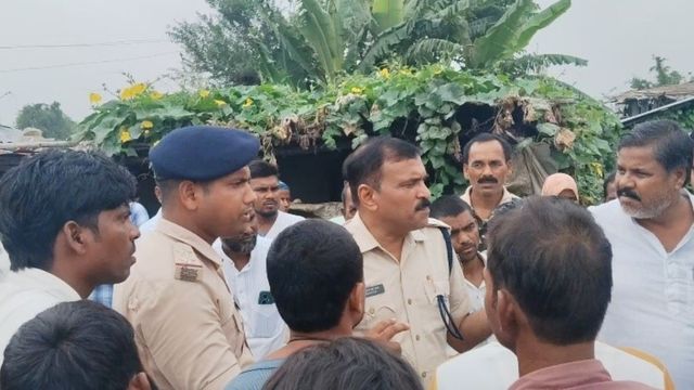 अररिया में 22 वर्षीय युवती की गला रेतकर हत्या, हिरासत में लिए गए माता-पिता समेत 5 लोग 
