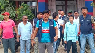 1.26 लाख घूस लेते रिटायर्ड JE और क्लर्क गिरफ्तार