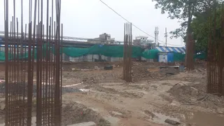 बेतिया रेलवे स्टेशन पर चल रहा निर्माण कार्य। जागरण