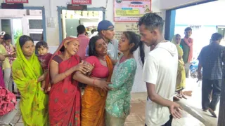 अस्पताल में रोते-बिलखते परिजन। (जागरण)