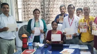बोकारो में डाक विभाग ने शुरू किया 'राखी बनाओ और डाक विभाग से घर पहुंचाओ' अभियान। (फोटो जागरण)