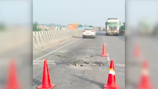 लखनऊ दिल्ली राष्ट्रीय राजमार्ग पर गर्रा नदी पुल का क्षतिग्रस्त हिस्सा । जागरण