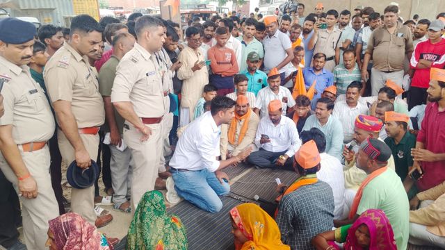 कटरा में भड़का ग्रामीणों का गुस्सा! 2 रेलवे क्रासिंग बंद होने से कटे कई गांव, अब अधिकारियों ने निकाला यह 'वैकल्पिक रास्ता'