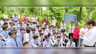 जवाहर नवोदय विद्यालय में छात्रो व अविभावकों से वार्ता करते एसडीएम सदर प्रभात राय। जागरण