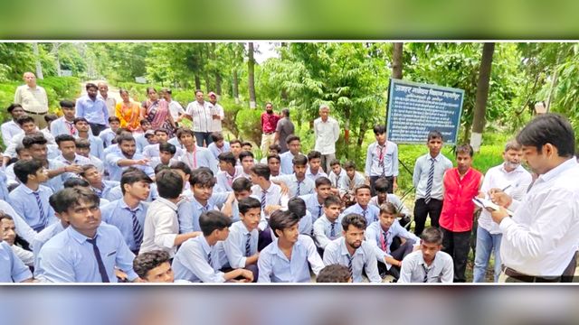 नवोदय विद्यालय में देर रात मोबाइल विवाद के बाद हंगामा, सड़कों पर उतरे छात्र; SDM और बरेली टीम ने संभाला मोर्चा