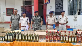 चतरा में 16 लाख की अवैध शराब जब्त, पुलिस को कुचलने की कोशिश नाकाम