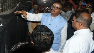 एसआरएन अस्पताल में निरीक्षण के दौरान अग्निशमन उपकरण को देखते उपमुख्यमंत्री ब्रजेश पाठक। जागरण